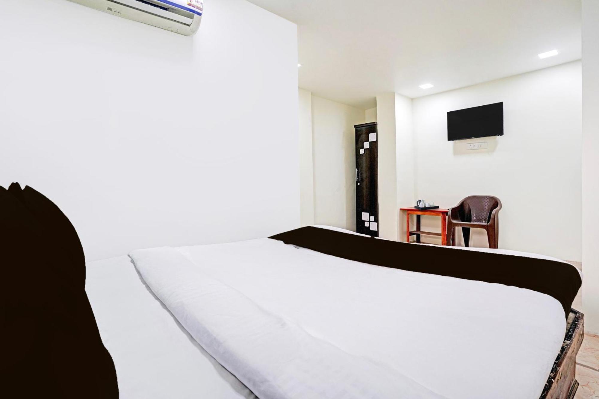 Super Hotel O Navrangpura Cg Road Formerly Hotel Yugraj アーメダバード エクステリア 写真