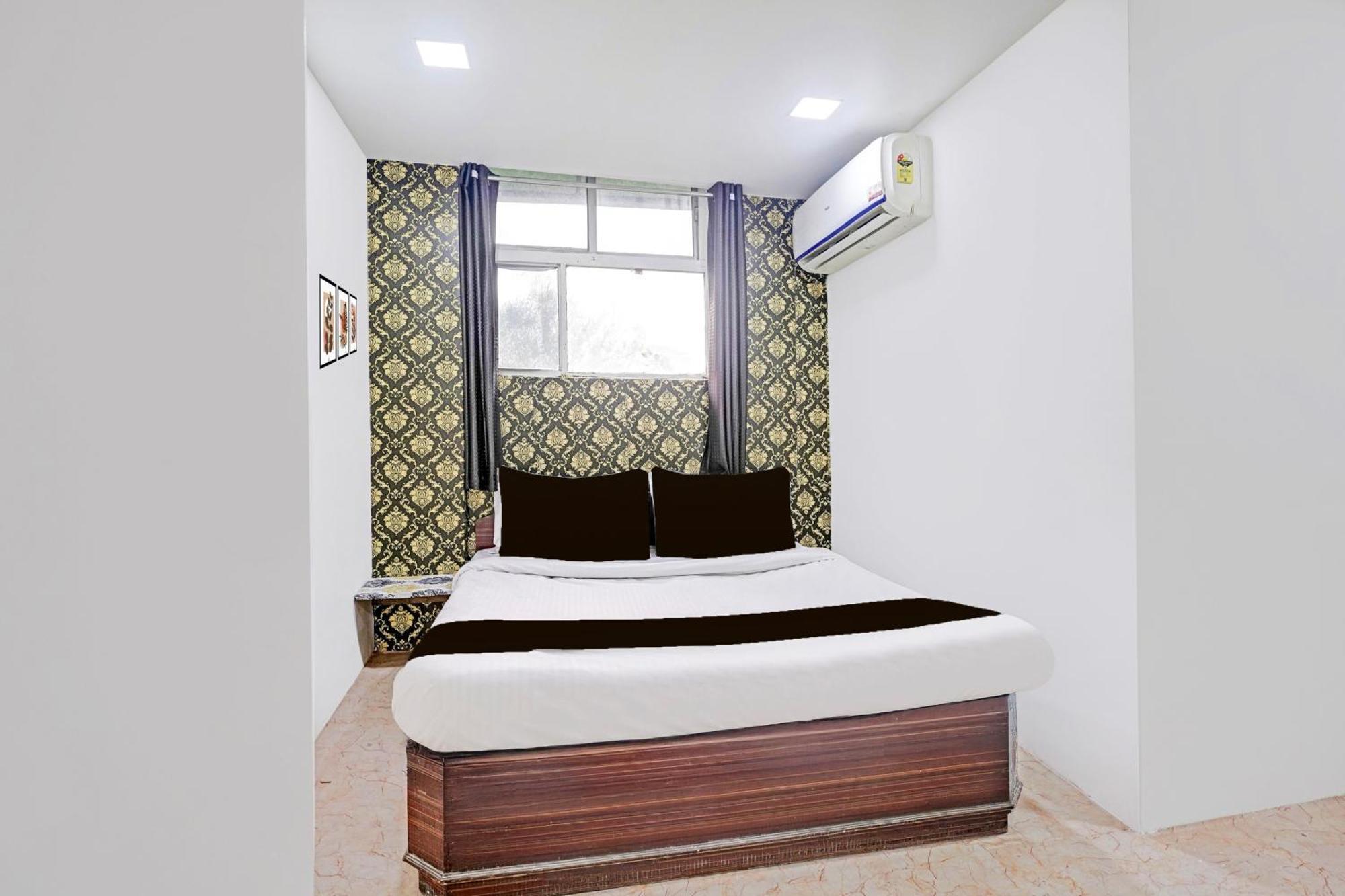 Super Hotel O Navrangpura Cg Road Formerly Hotel Yugraj アーメダバード エクステリア 写真