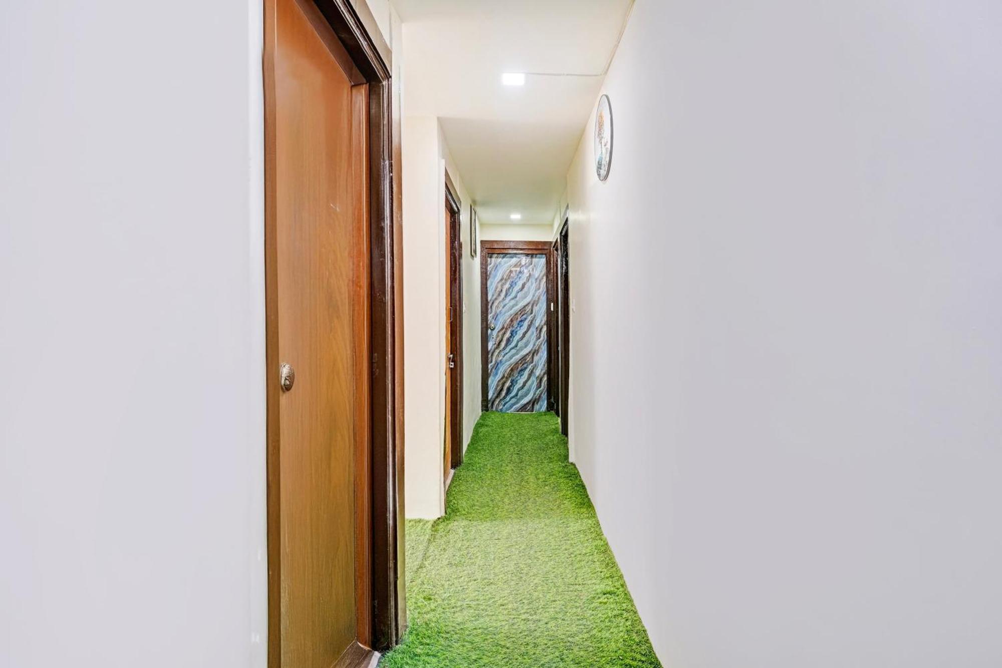 Super Hotel O Navrangpura Cg Road Formerly Hotel Yugraj アーメダバード エクステリア 写真