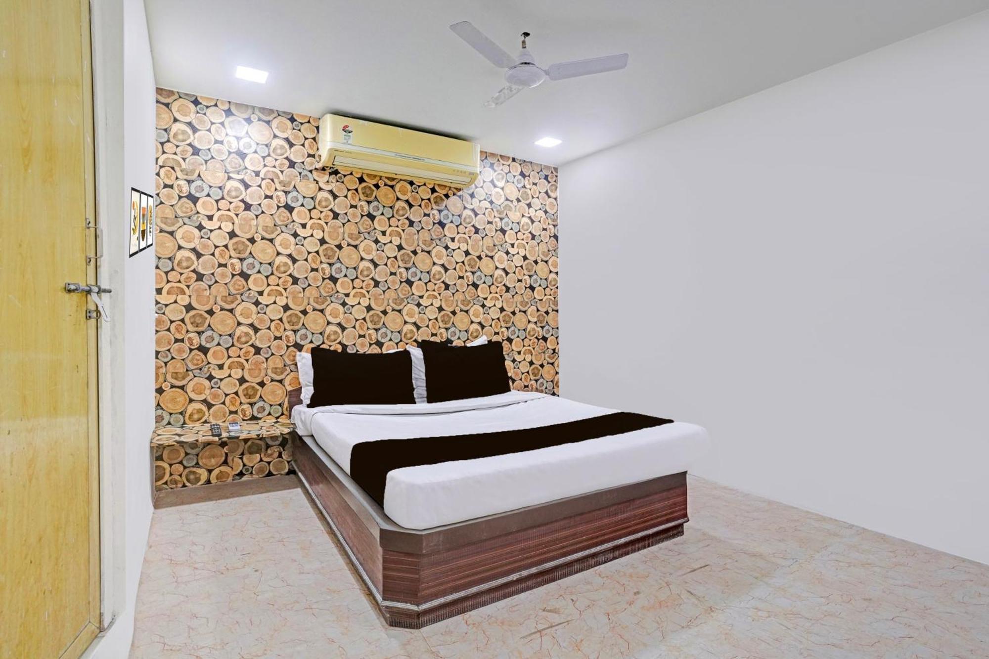 Super Hotel O Navrangpura Cg Road Formerly Hotel Yugraj アーメダバード エクステリア 写真