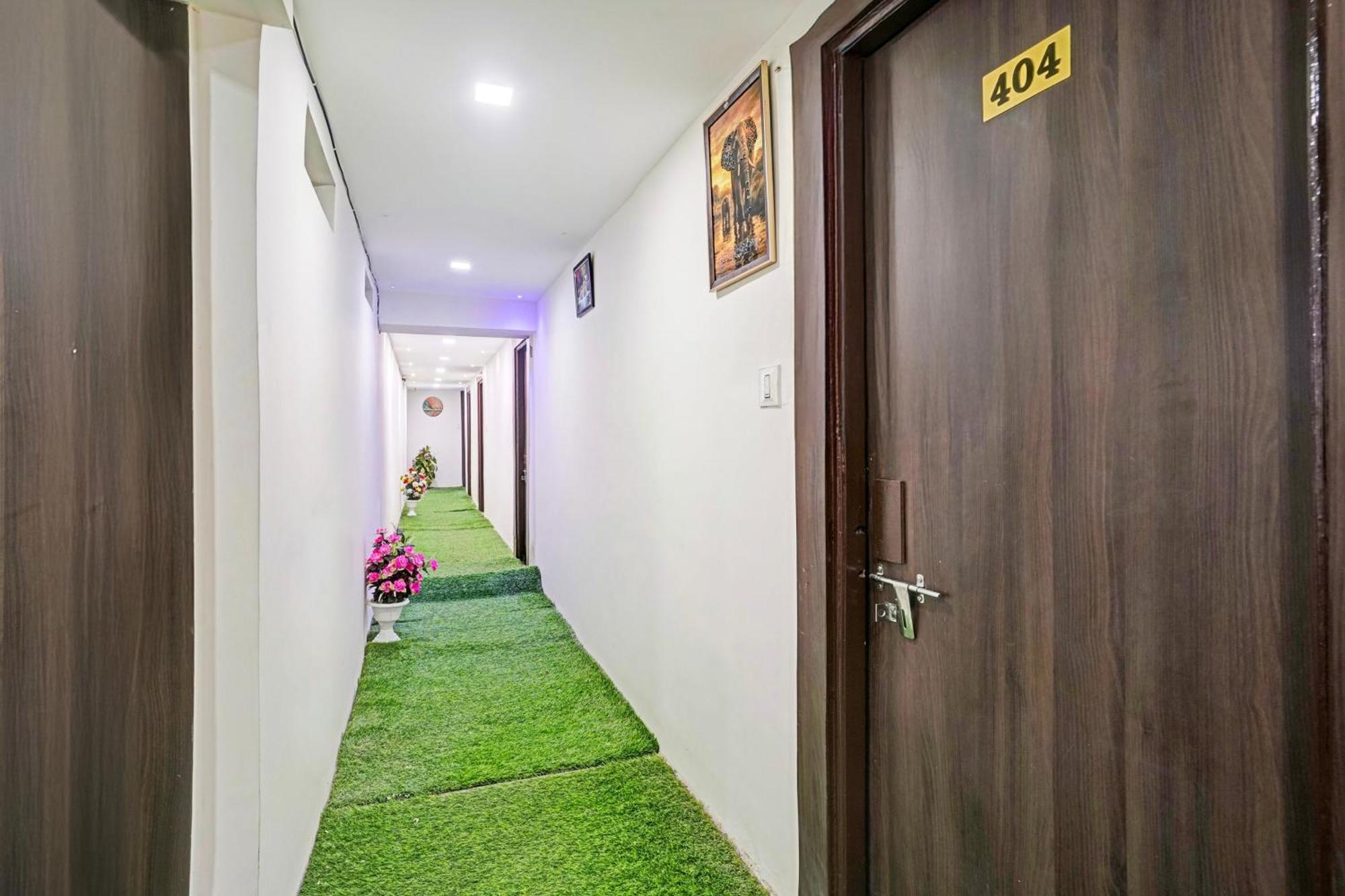 Super Hotel O Navrangpura Cg Road Formerly Hotel Yugraj アーメダバード エクステリア 写真
