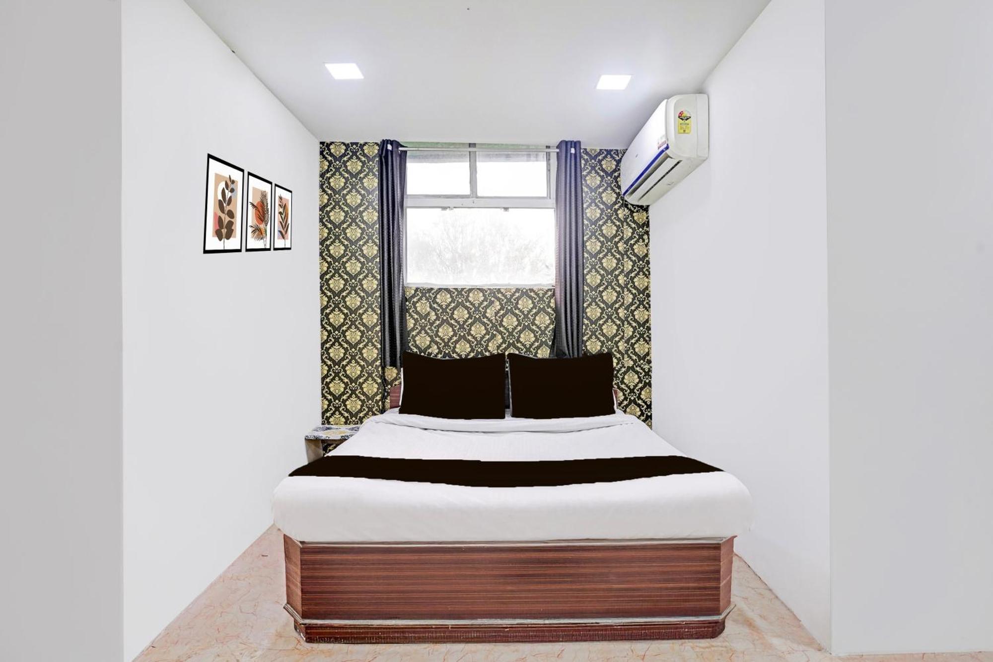 Super Hotel O Navrangpura Cg Road Formerly Hotel Yugraj アーメダバード エクステリア 写真
