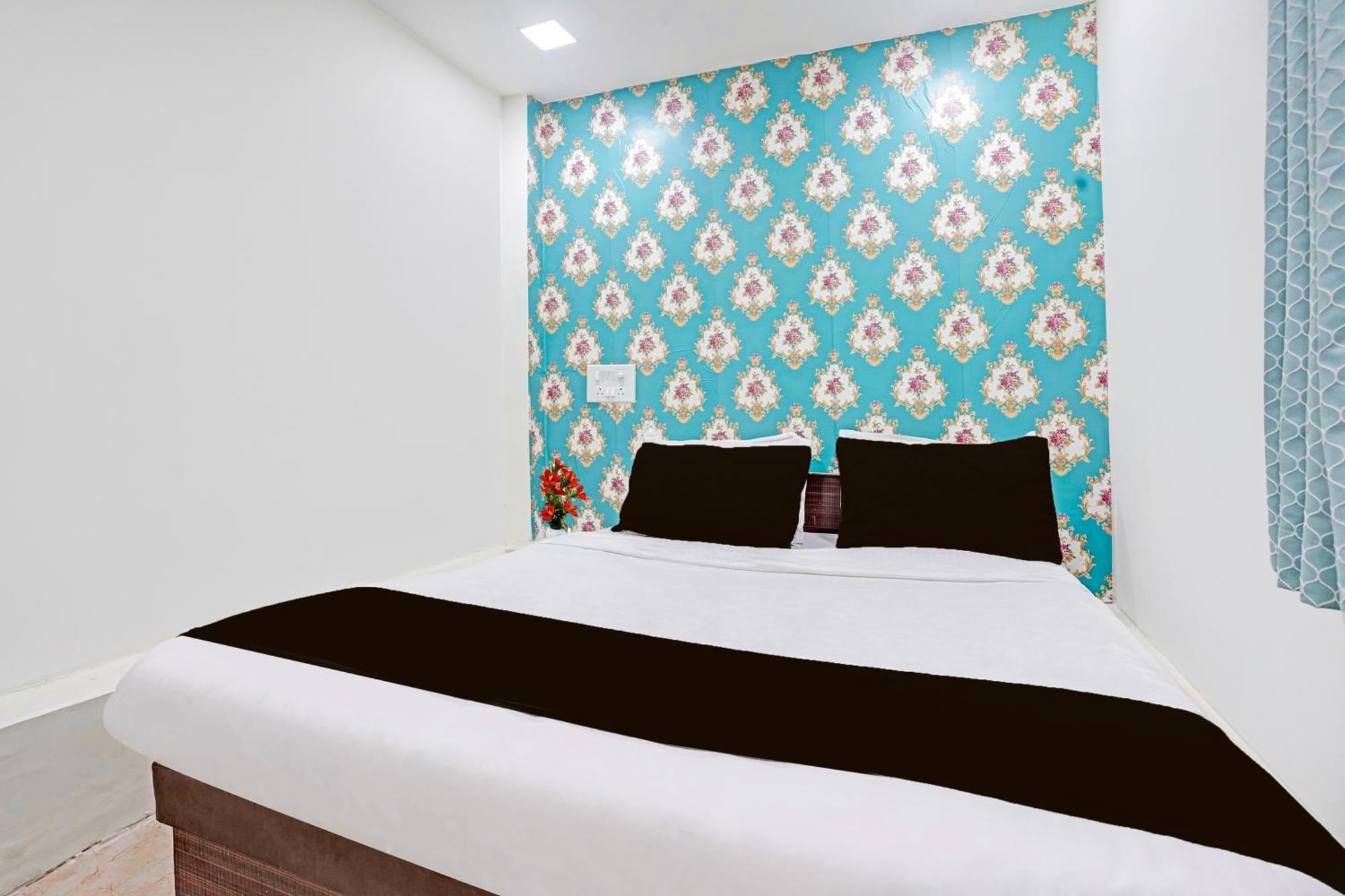 Super Hotel O Navrangpura Cg Road Formerly Hotel Yugraj アーメダバード エクステリア 写真