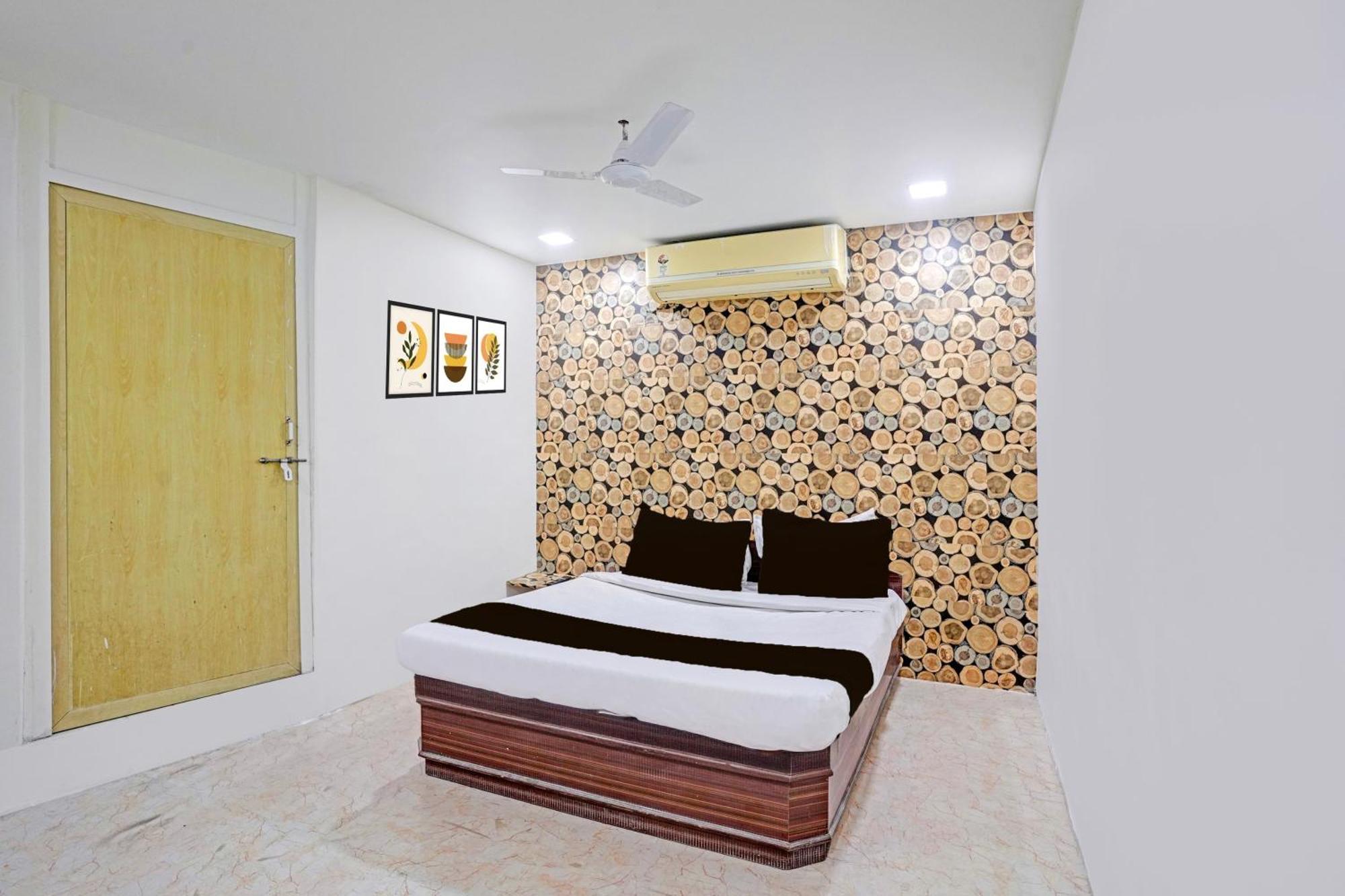 Super Hotel O Navrangpura Cg Road Formerly Hotel Yugraj アーメダバード エクステリア 写真