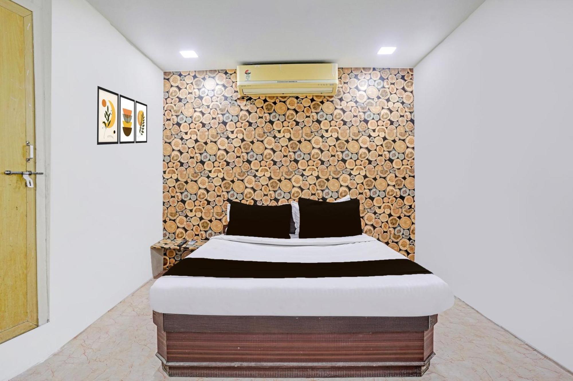 Super Hotel O Navrangpura Cg Road Formerly Hotel Yugraj アーメダバード エクステリア 写真