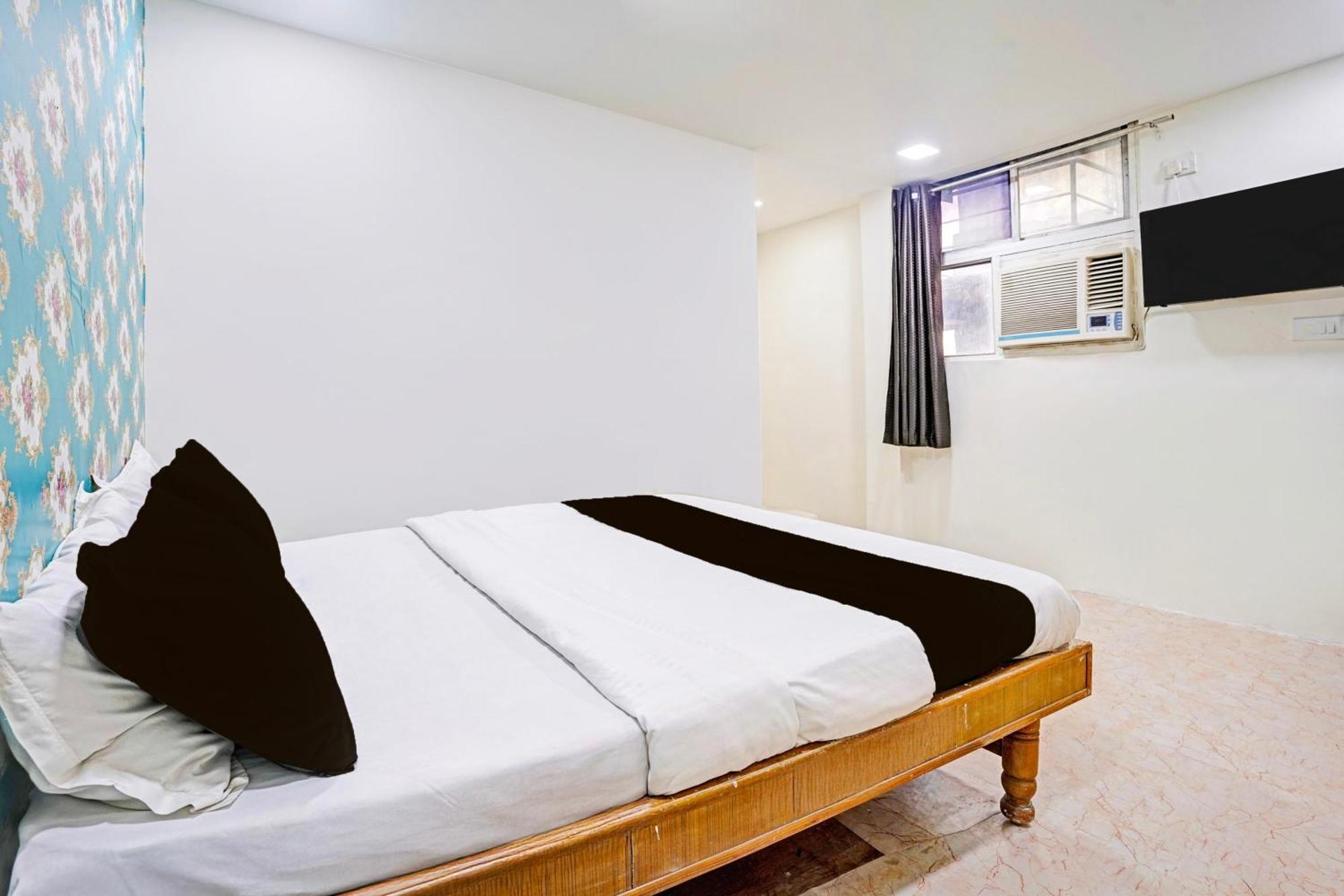 Super Hotel O Navrangpura Cg Road Formerly Hotel Yugraj アーメダバード エクステリア 写真